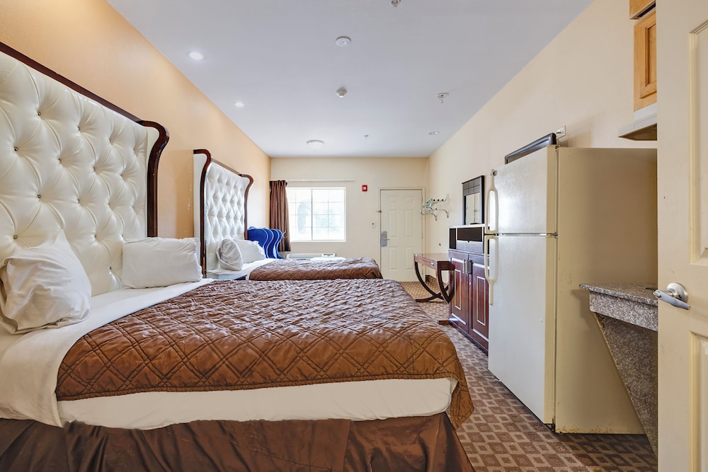 2 Queen Beds Accessible with Kitchenette - Photo 3