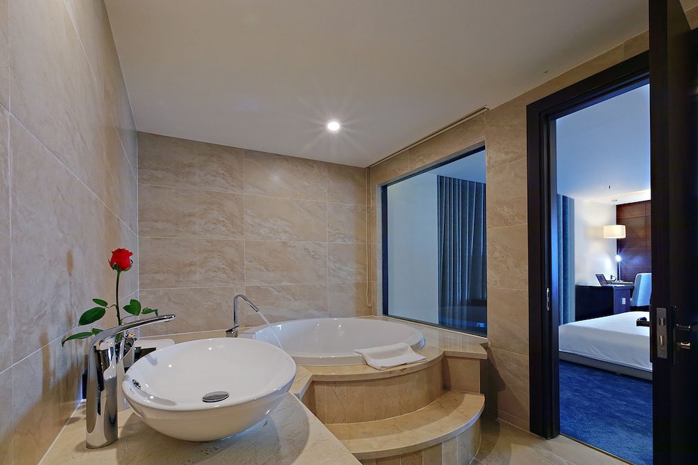 Central Executive Suite, Bay View - Photo 12