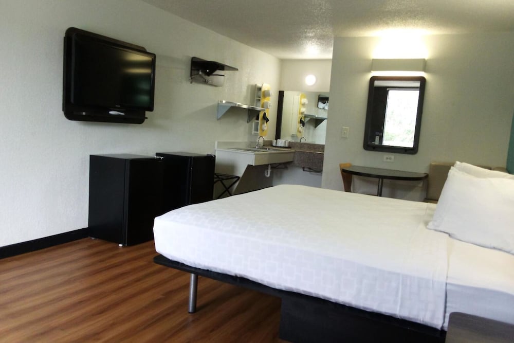 Deluxe Room, 1 King Bed, Non Smoking, Kitchenette photo 2