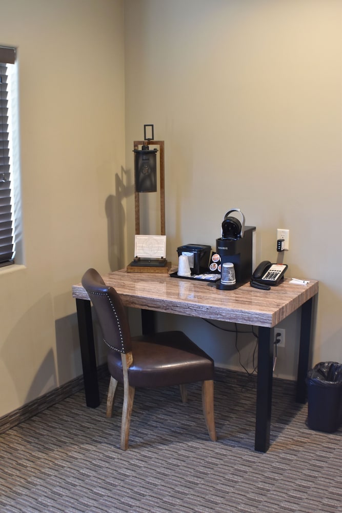 Deluxe Room, 2 Queen Beds, Refrigerator & Microwave, Mountain View