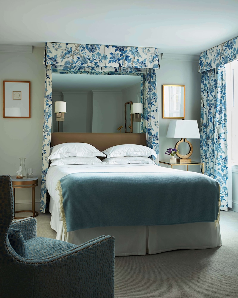 One Queen Bed and 2 Double Beds and One Sofa Bed