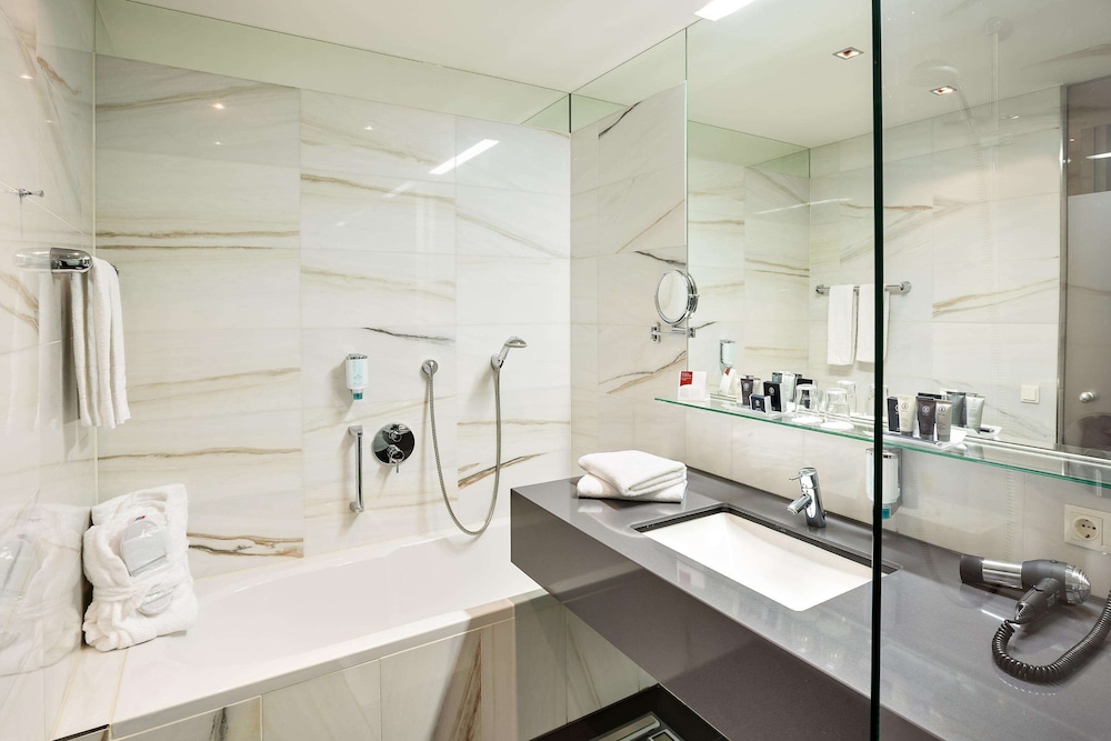 Suite - Photo 17