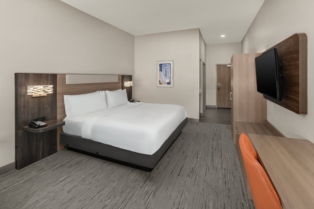 Standard Room, 1 King Bed, Accessible (Communications, Mobility, Access Tub) - Photo 3