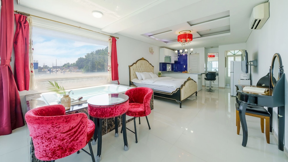 Basic Room, 1 Bedroom (304 Mahogany) - Photo 9
