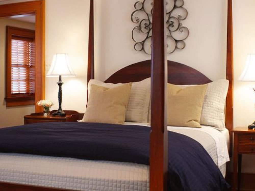 Room (East Suite - Hawthorn)