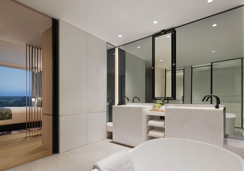 Luxury Suite, 1 King Bed - Photo 2