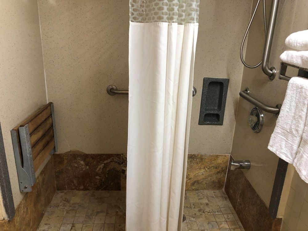 Deluxe Room, 1 Queen Bed, Non Smoking, Refrigerator & Microwave photo 2
