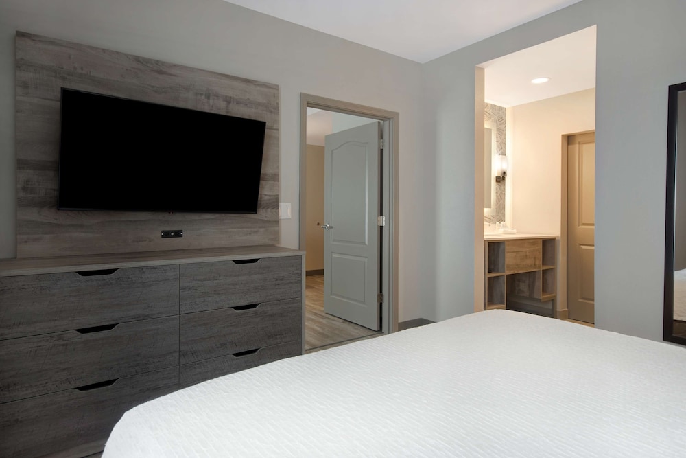 Suite, 1 King Bed with Sofa bed - Photo 3