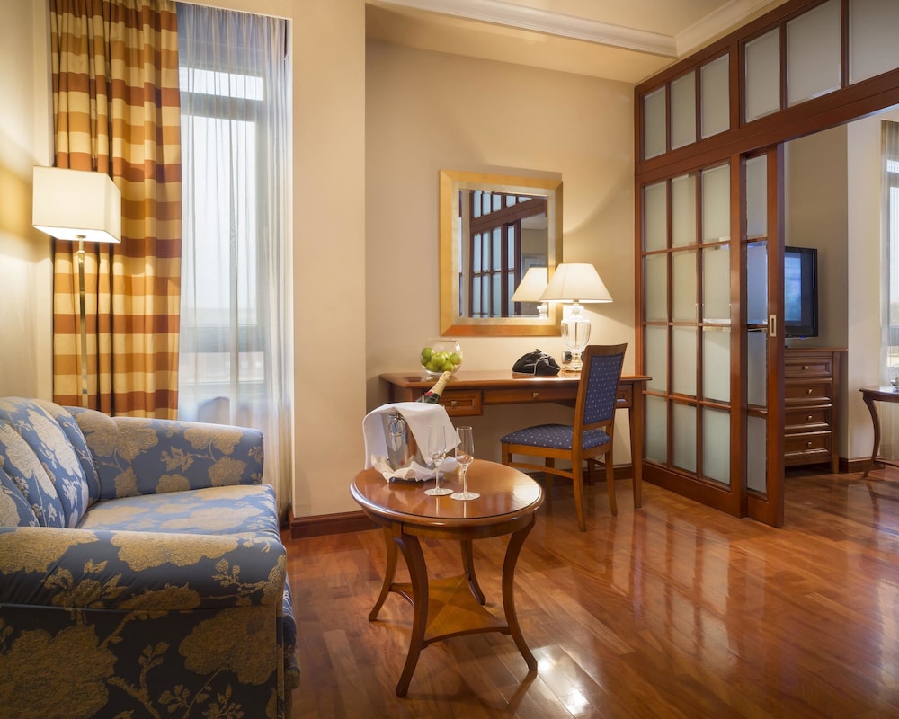 Luxury Suite, 1 King Bed with Sofa bed (with Sofabed) - Photo 1