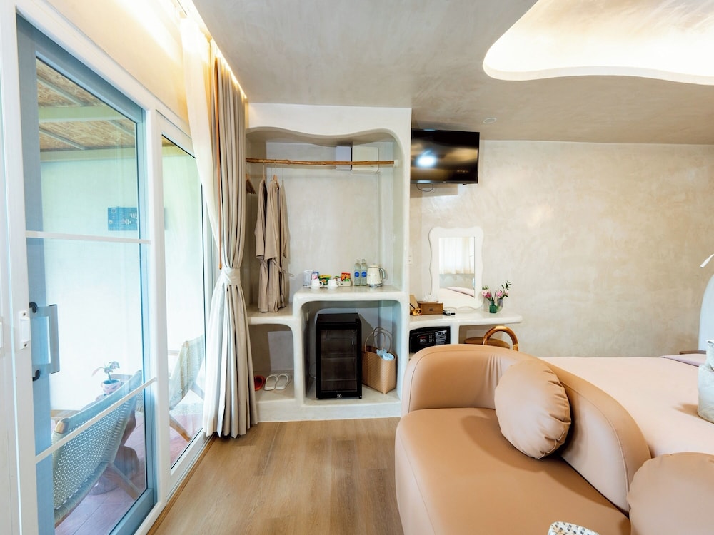 Luxe Room with Seaview - Photo 11