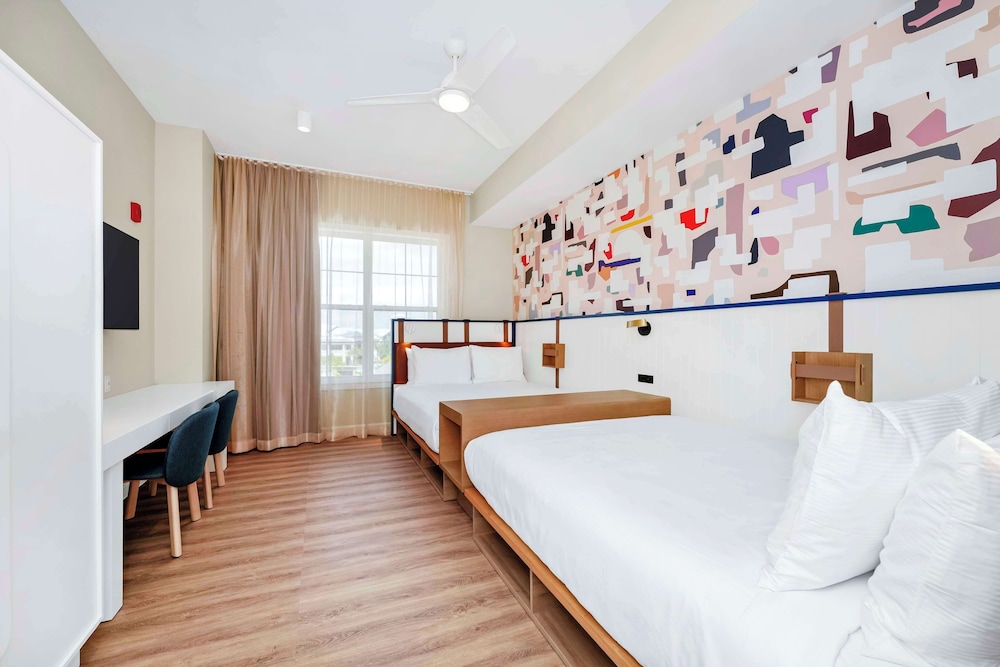 Suite, 1 King Bed thumbnail 5