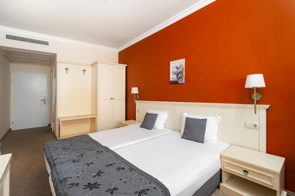 Classic Twin Room, City View - Photo 3
