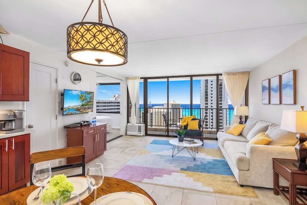 High Floor Ocean View Condo (King Bed and Parking): Condo, 1 Bedroom, Ocean View (0123) photo