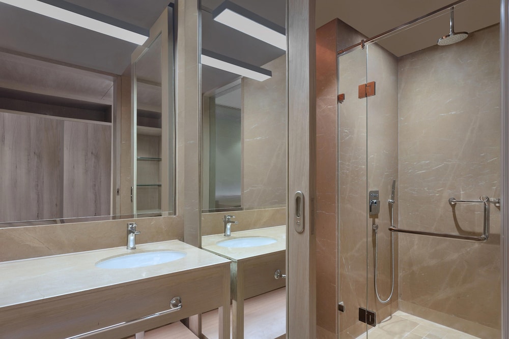 Club Suite, 1 Bedroom - Photo 3