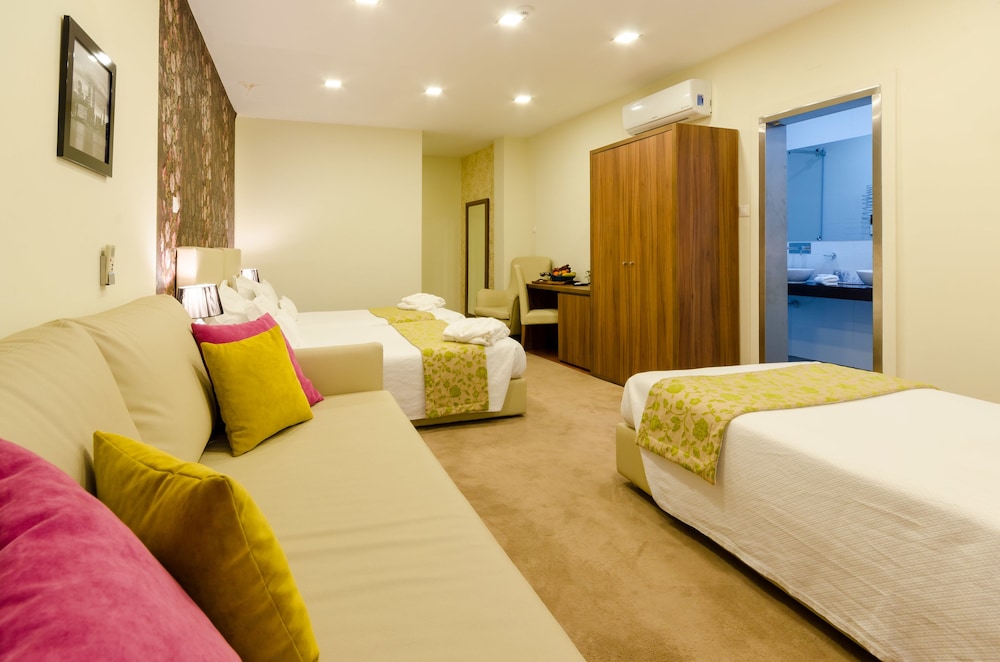 Standard Triple Room (Chiado View)