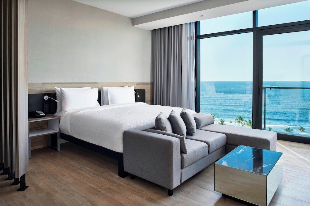 Junior Suite, 1 King Bed, Bathtub, Sea View