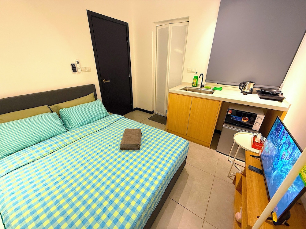 Junior Suite, 1 Queen Bed, Non Smoking, Microwave