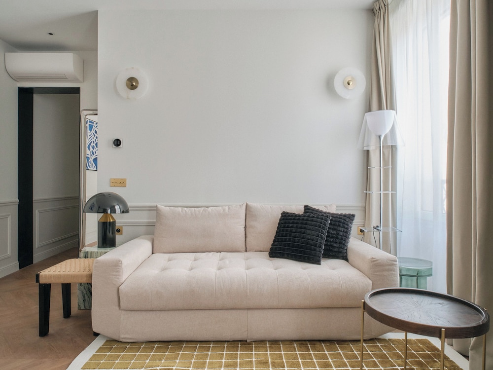 Deluxe One-Bedroom Apartment with City View 403 thumbnail 6