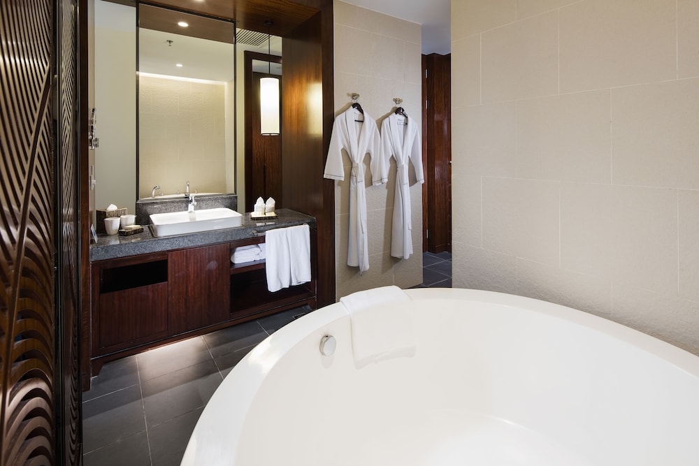 King Deluxe Ocean View Room - Photo 4