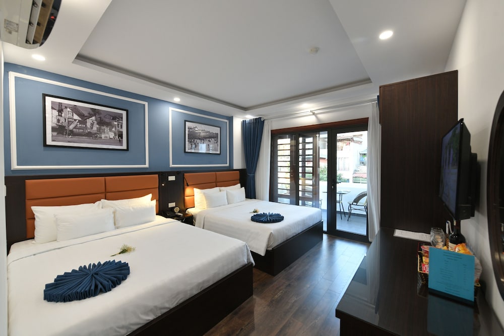 Family Suite, 2 Queen Beds, Balcony, City View