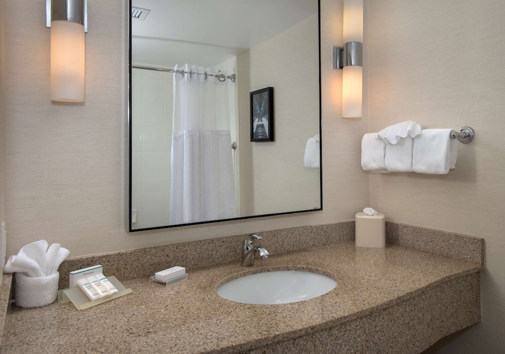 Room, 2 Queen Beds - Photo 7