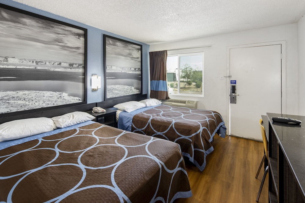 Basic Room, 2 Double Beds, Smoking - Photo 4