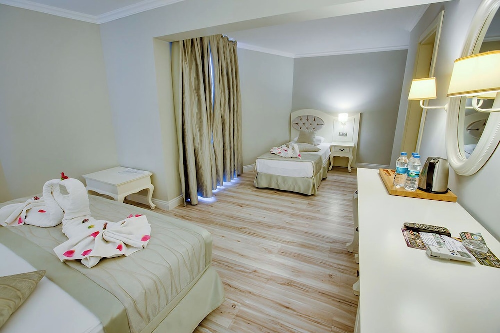 Deluxe Triple Room, City View