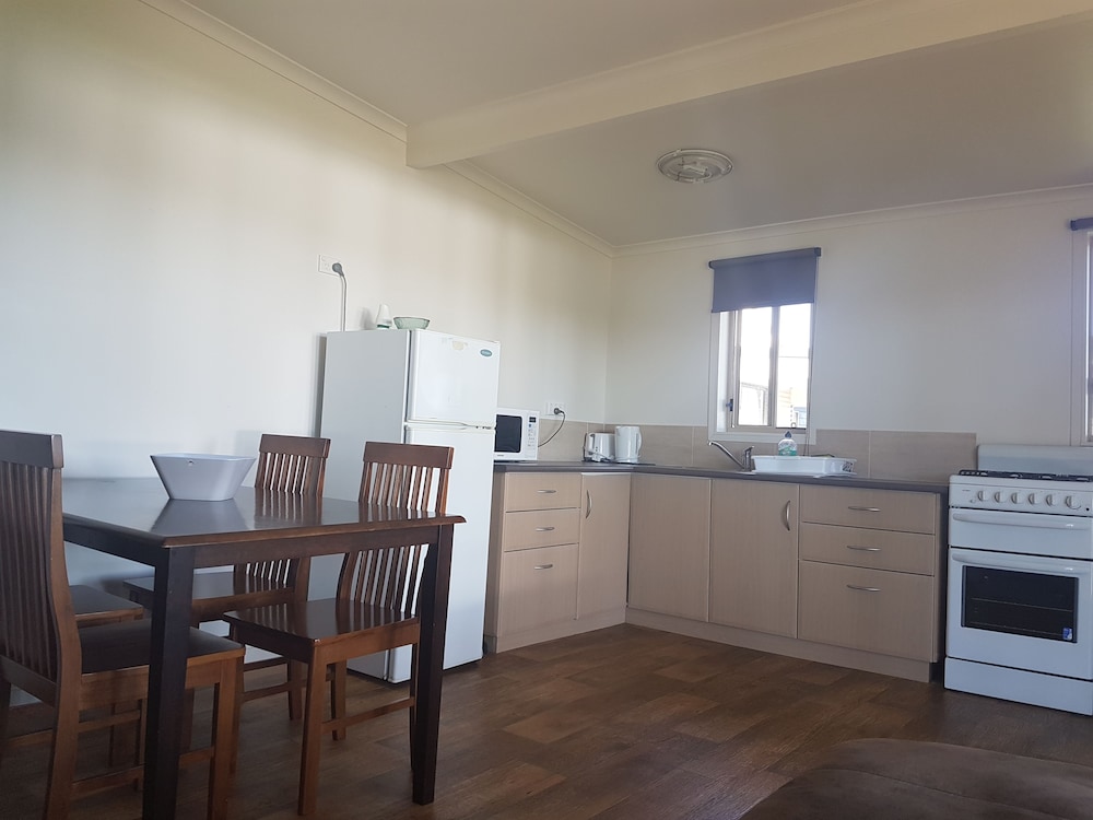 2 Bedroom Waterfront Unit (1 Queen, 1 Single and 1 Bunk) - 2 photo 3