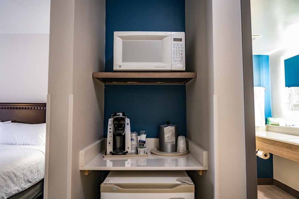 Standard Room, 1 King Bed, Accessible (Mobility, Roll-In Shower) - Photo 2
