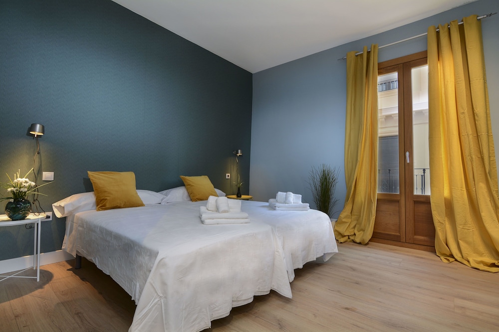 Superior Twin Room, 1 Bedroom, Shared Bathroom, City View photo 2