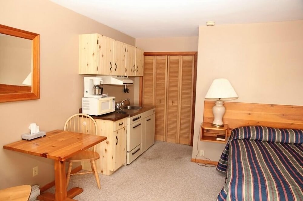 Cottage, 1 Queen Bed with Sofa bed (Scotia 33, 34 and 35)