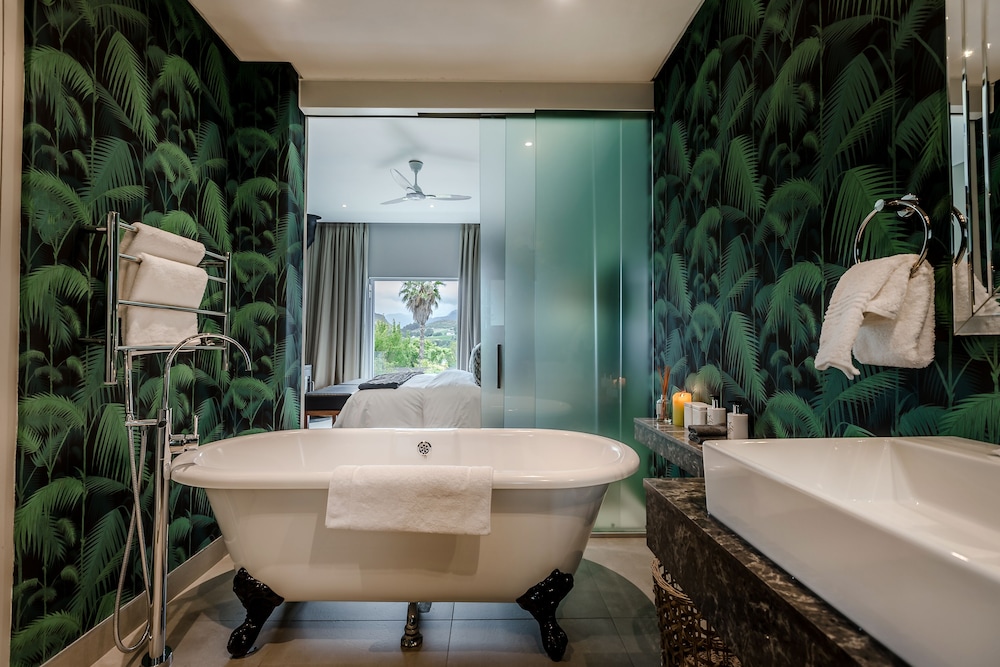 Luxury En-Suite King/Twin Mountain Views photo 3