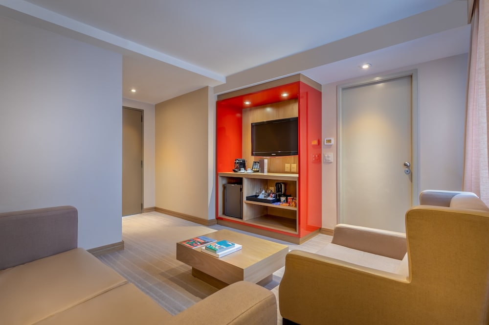 Club Suite, 1 Bedroom, Accessible, City View (Club Lounge Access) photo 3