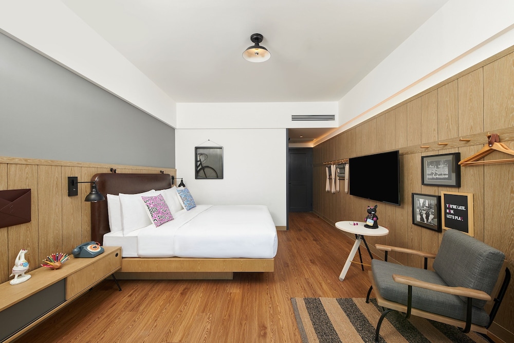 Standard Room, 1 Queen Bed, City View - Photo 2