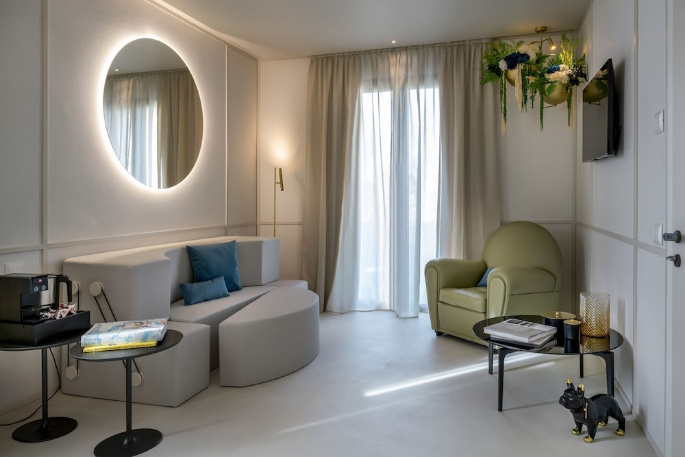 Suite - Photo 5