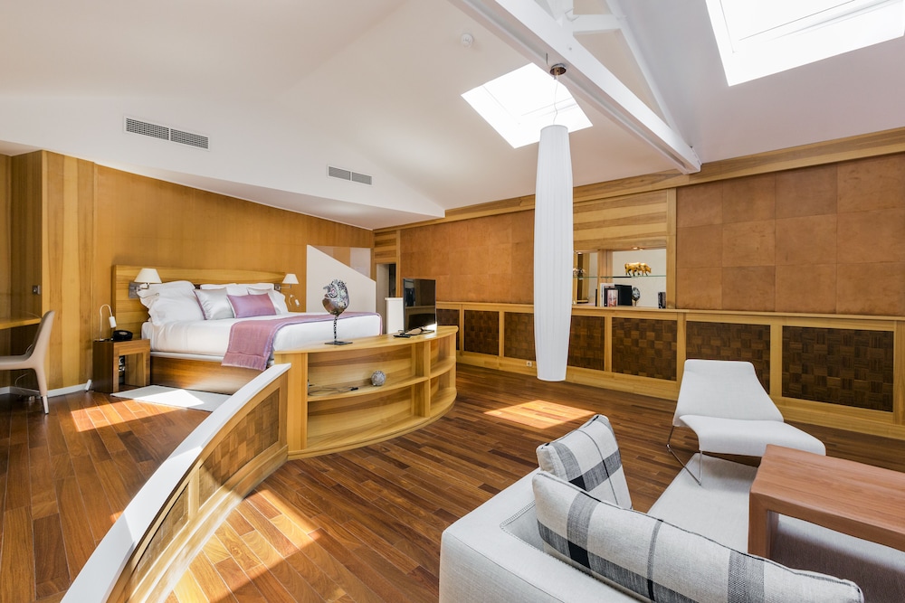 Suite, 1 King Bed, Sea View - Photo 5