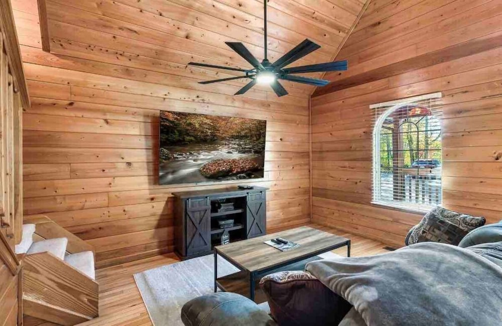 Signature Cabin, 2 Bedrooms, Hot Tub, Mountain View