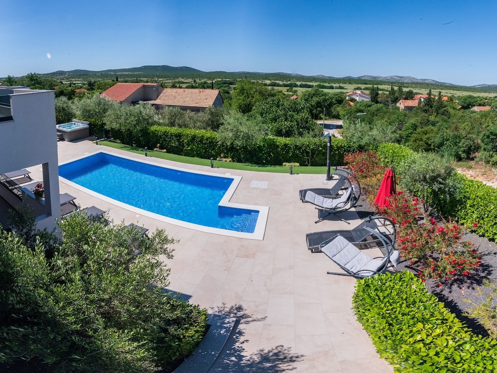Villa photo 1