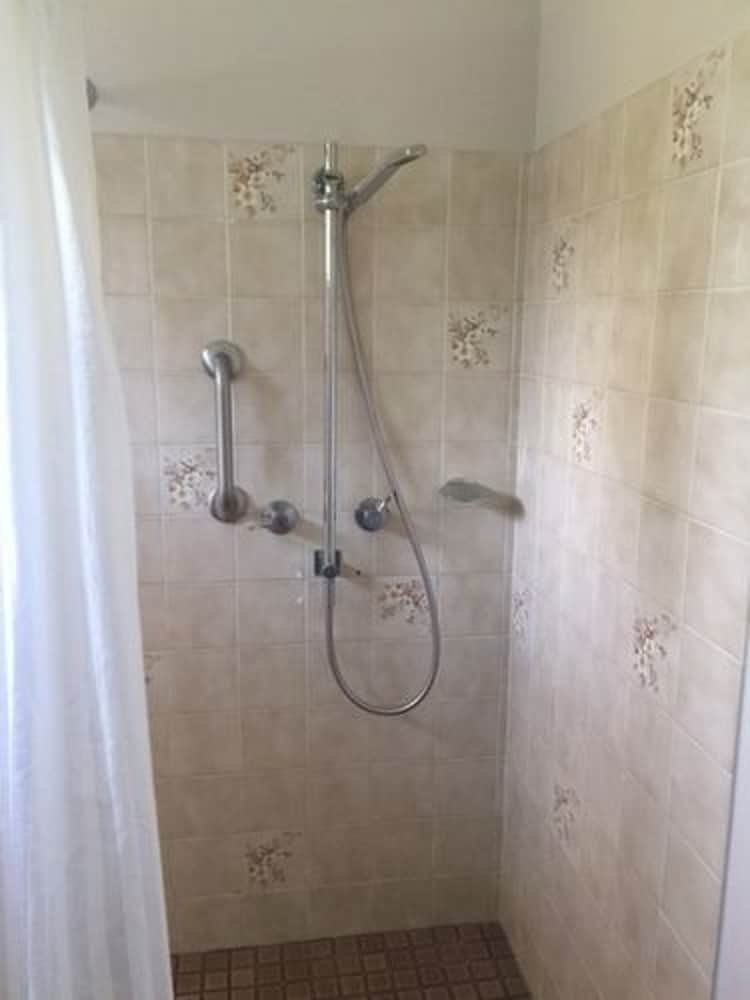 Deluxe Twin Room, Accessible photo 2