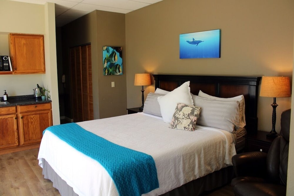 Moana Room - Panoramic Studio Suite, 1 King bed, Bay View, Garden Area - Main House