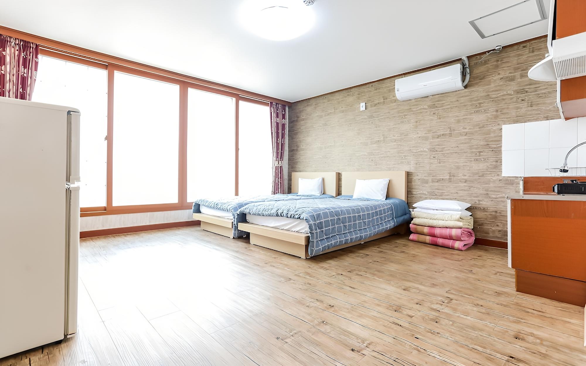 Room (Twin)