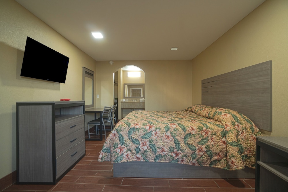 Room, 1 King Bed, Mobility Accessible, Non Smoking (Mobility, Roll-In Shower) - Photo 20