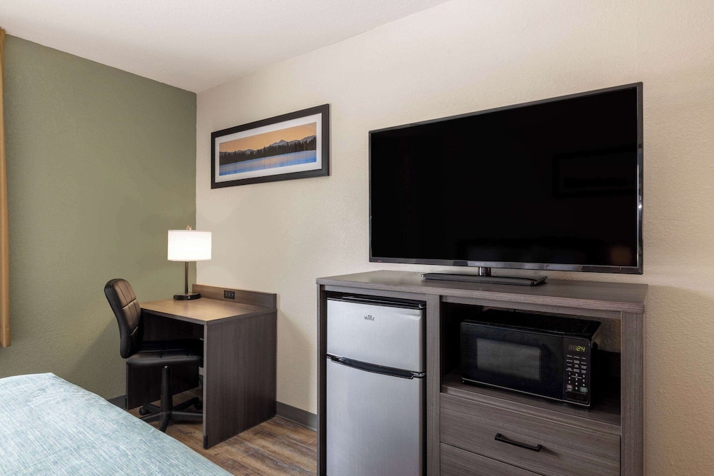 Room, 2 Queen Beds, Non Smoking photo 3