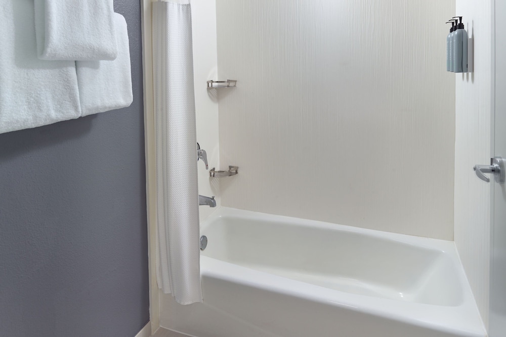 Room, 2 Queen Beds, Pool View (Balcony) - Photo 4