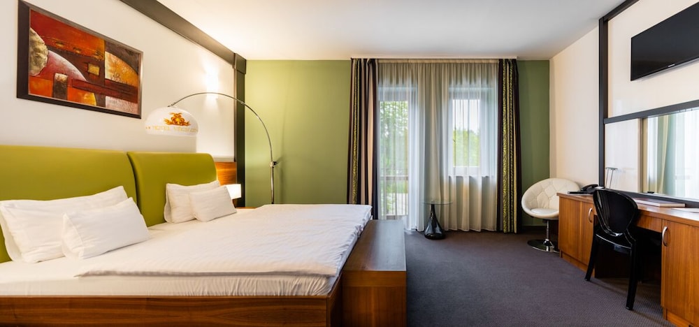 Standard Room, 1 Queen Bed photo 3
