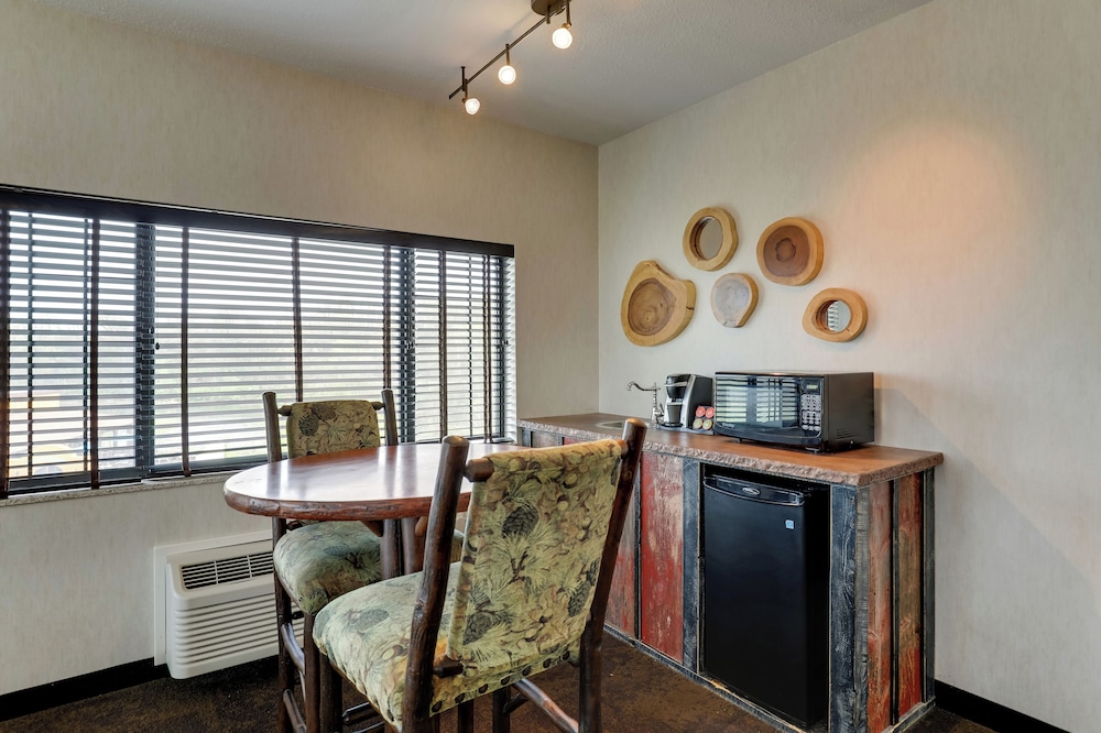 Junior Theme Suite with Whirlpool photo 2