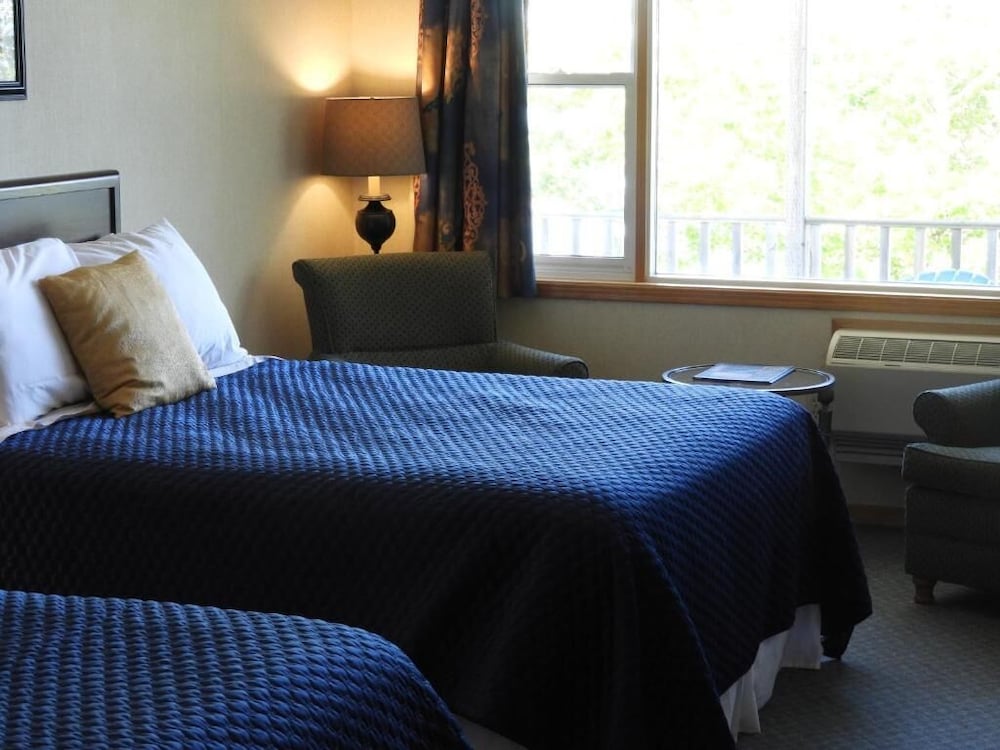 Superior Room, 2 Queen Beds, Balcony, Ocean View photo 3