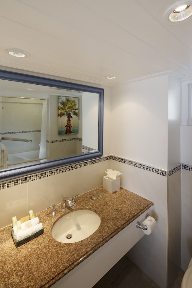 One Bedroom Oceanfront Suite - Photo 5