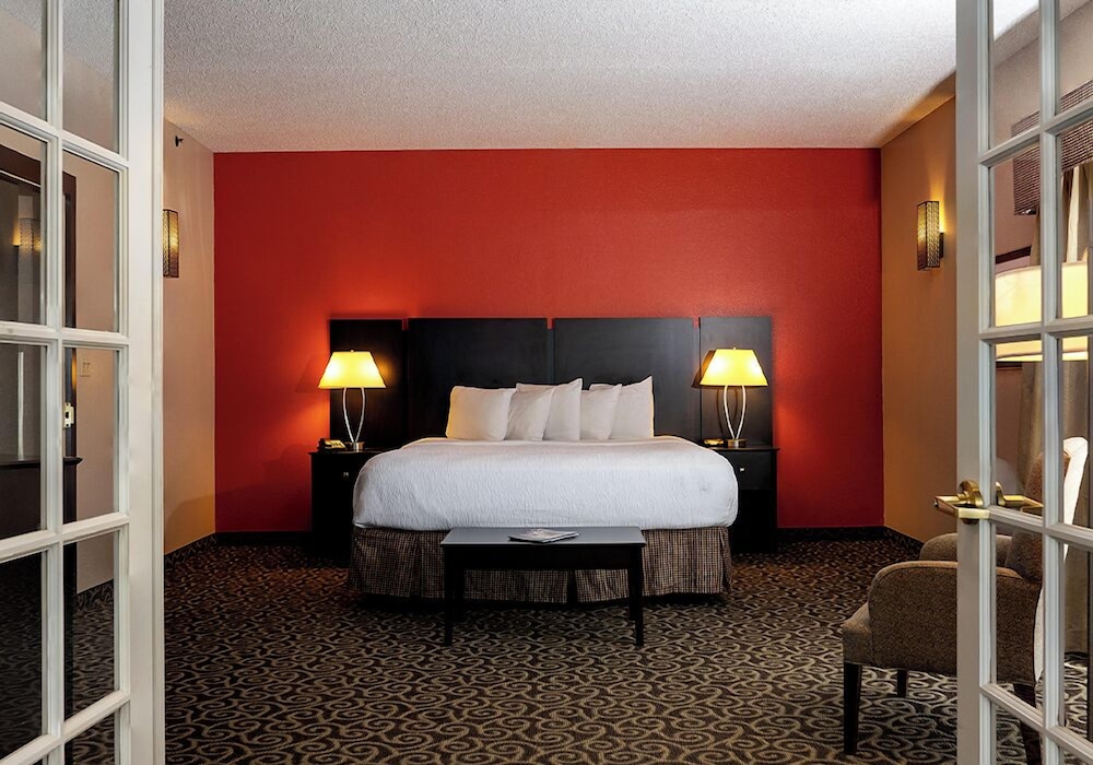 Suite, 1 King Bed (Garden)