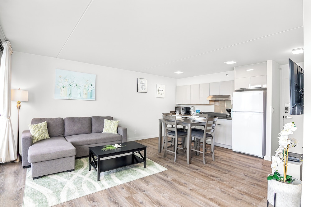 High Floor Mountain View Condo with 2 Beds and Parking: Condo, 1 Bedroom, Mountain View (0152) photo
